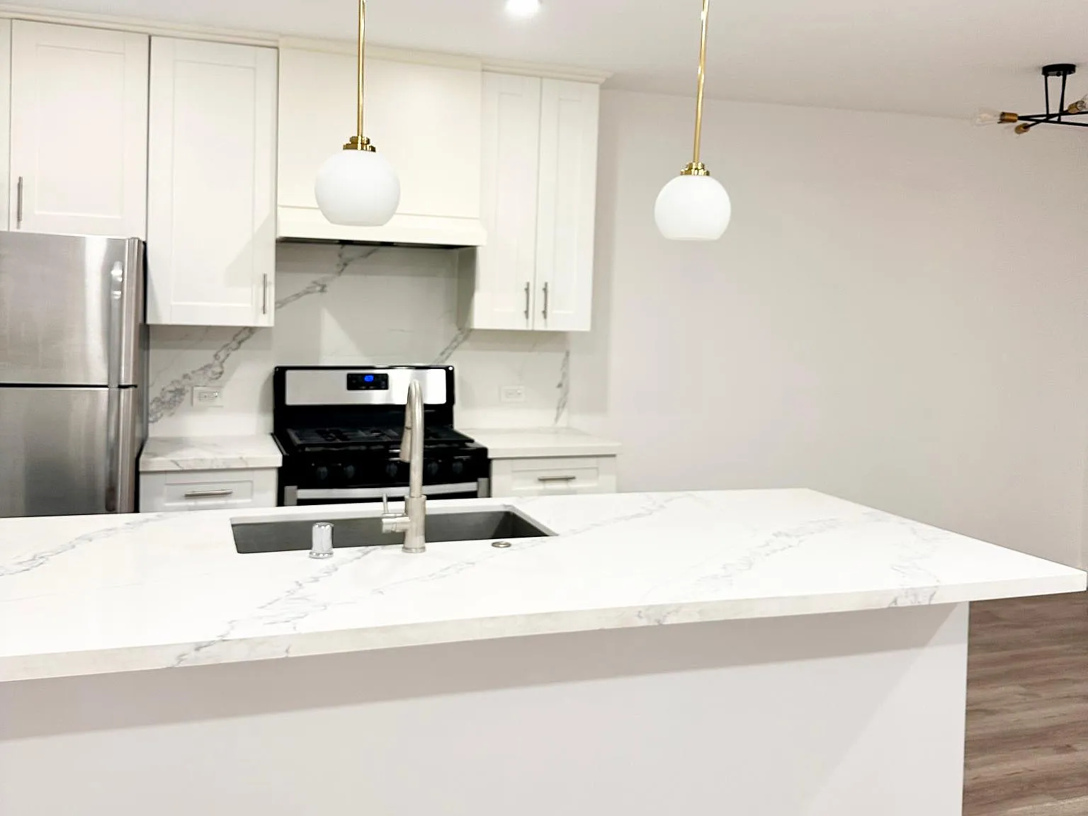 1638 Granville Ave — Photo 3
