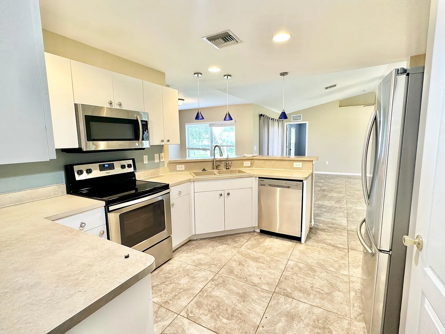 3 bed, 1574 sqft, $2,300 — Photo 2