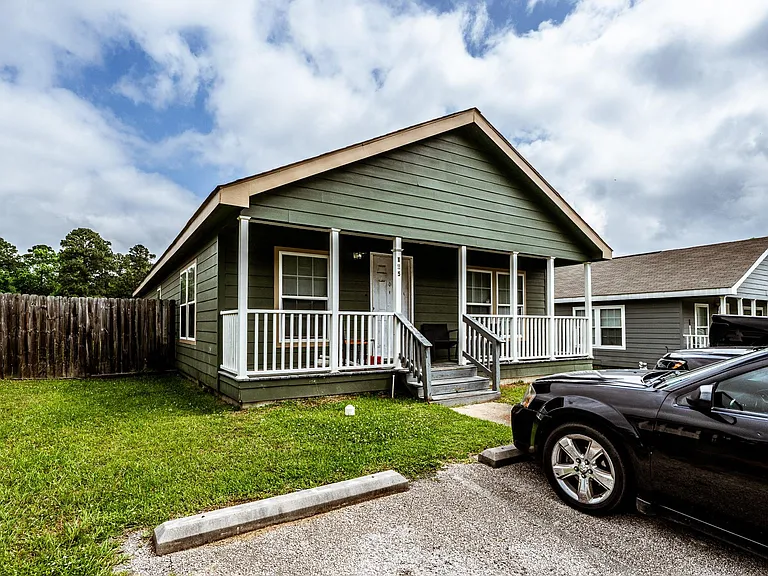 151 Varsity Dr — Photo 1