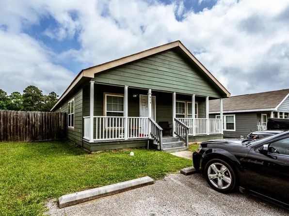 151 Varsity Dr, Huntsville, TX 77340