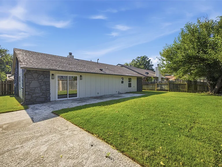 1906 N Eucalyptus Ct — Photo 25