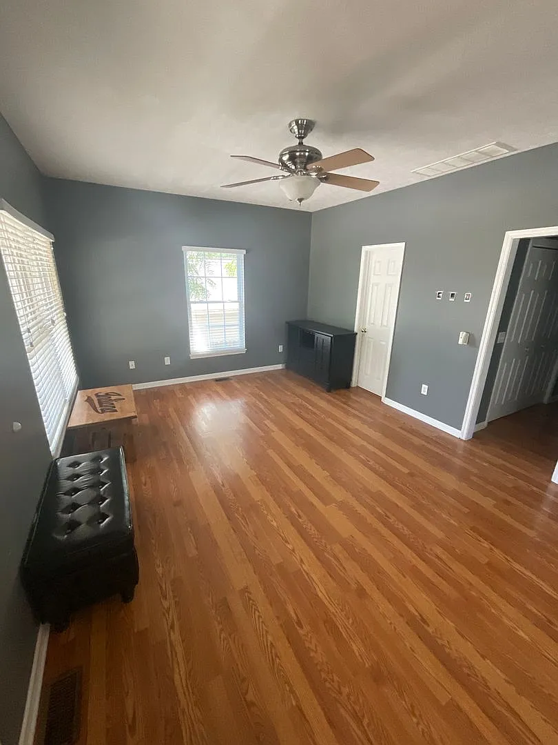 Available August 2027 Large 3 Bed, 3 Bath House With Fenced Yard — Photo 3
