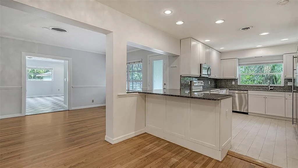 3 bed, 2.0 bath, 2256 sqft, $6,200 — Photo 4
