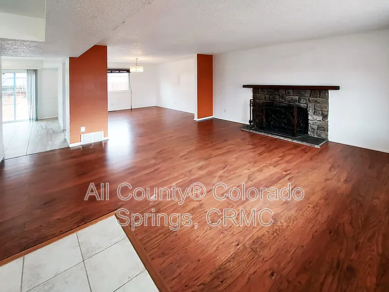 3 bed, 2.5 bath, 1872 sqft, $2,095 — Photo 2