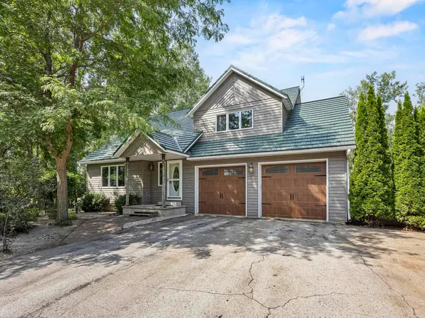 3007 Longview Ln, Suamico, WI 54173