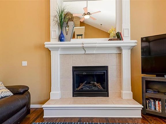 5th image of 835 N Sycamore Ct