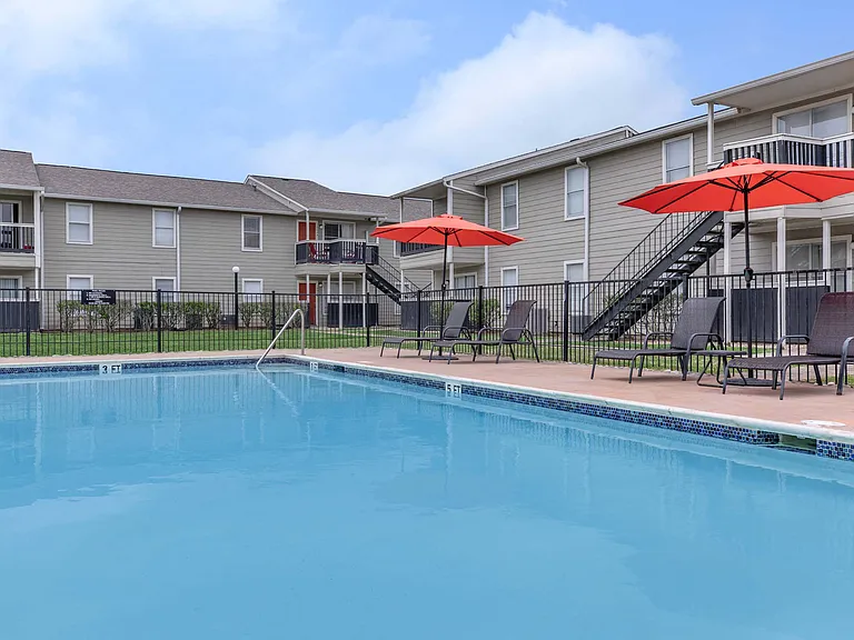 Royal Wildewood Manor Apartments — Photo 9