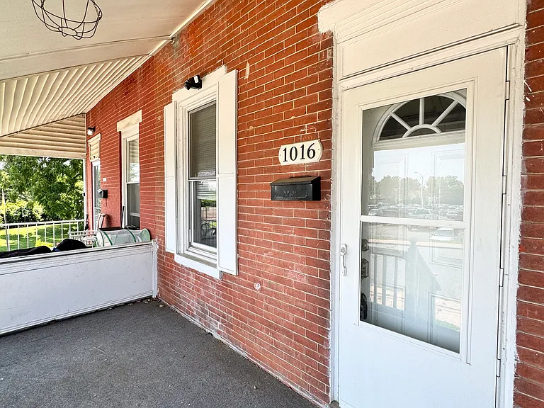 1016 Hill St — Photo 1