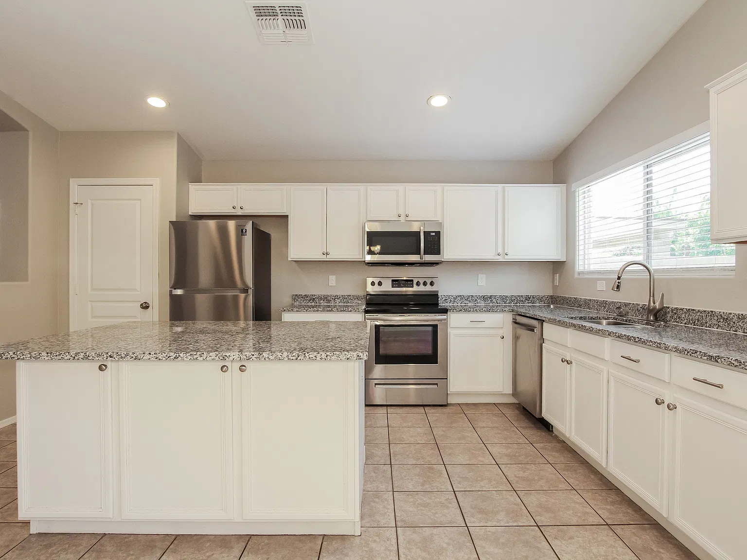 4 bed, 1820 sqft, $1,915 — Photo 2