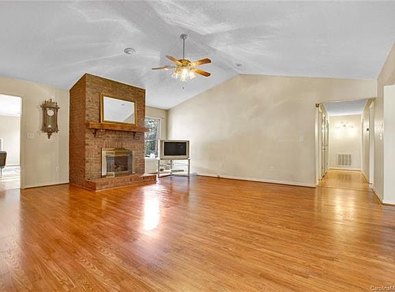 5th image of 525 Roger Dr