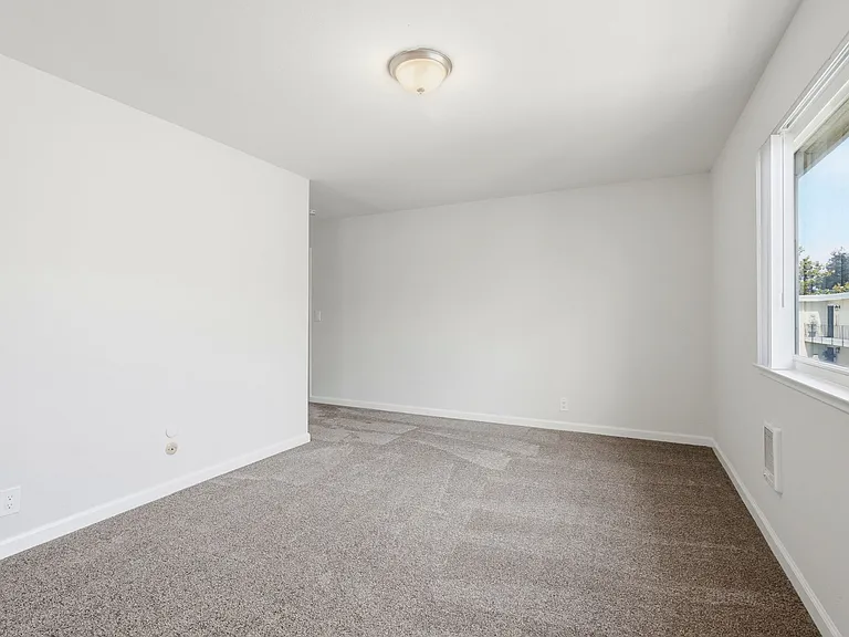Poplar Plaza Apartments — Photo 20