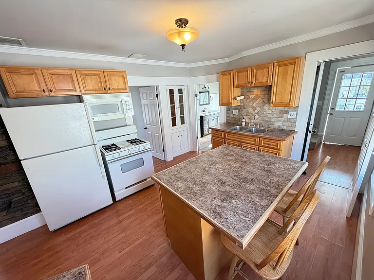 10 Taylor Ave #10 — Photo 2