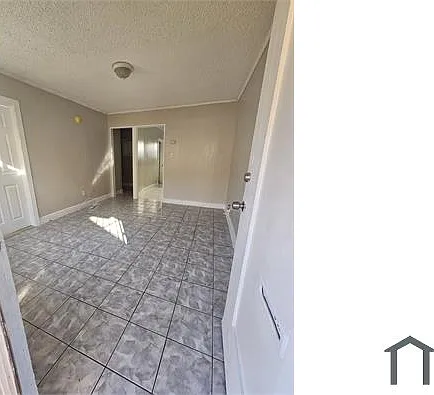 5507 1/2 S Normandie Ave — Photo 1