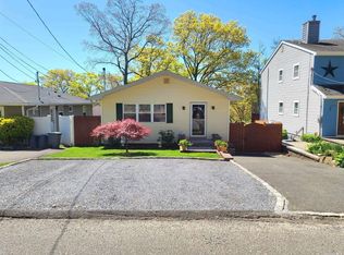 32 Willow Rd, Rocky Point, NY 11778