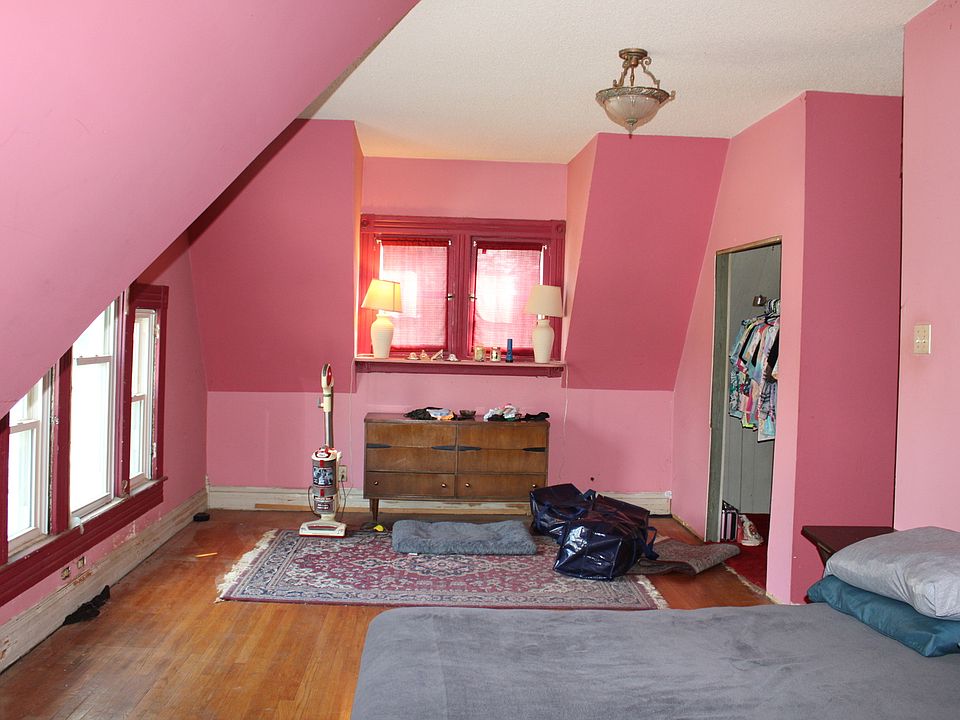 28th image of 304 S Maple St