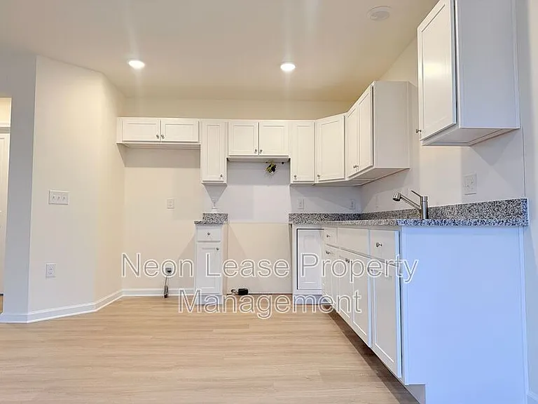 400 N Walnut St — Photo 13