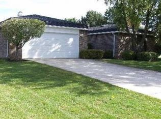 130 Arrowwood Dr, Northbrook, IL 60062