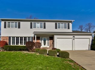 402 W Kingsbury Dr, Arlington Heights, IL 60004