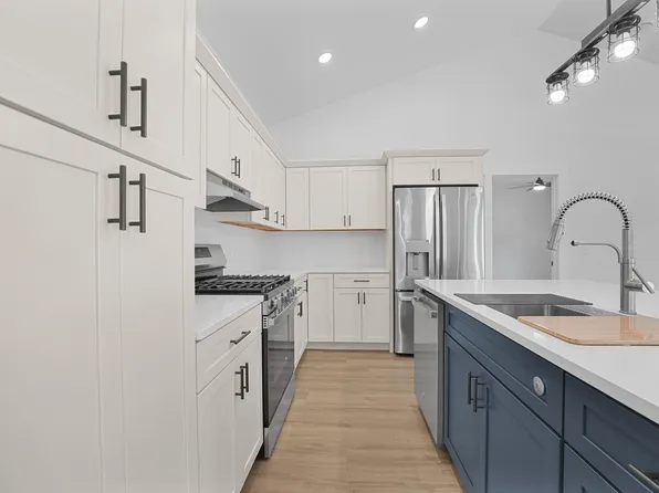 2266 Arbutus Ridge Dr, Traverse City, MI 49696