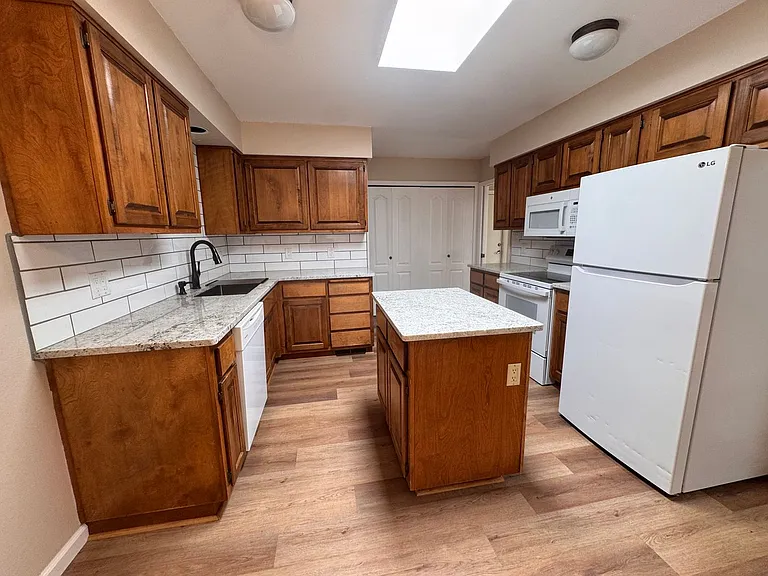 3345 Esplanade Cir SE — Photo 3