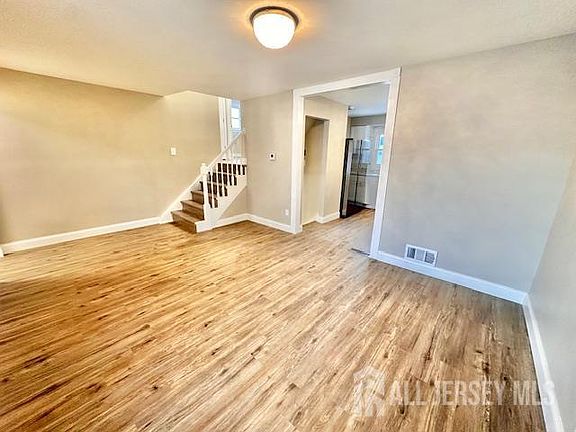 4th image of 5 Gardner Pl