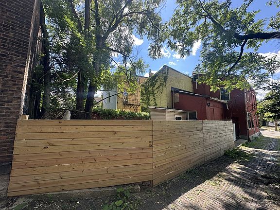 2nd image of 550 York St