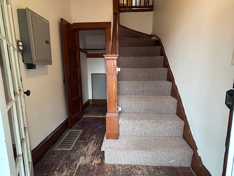 Front private entrance with closet