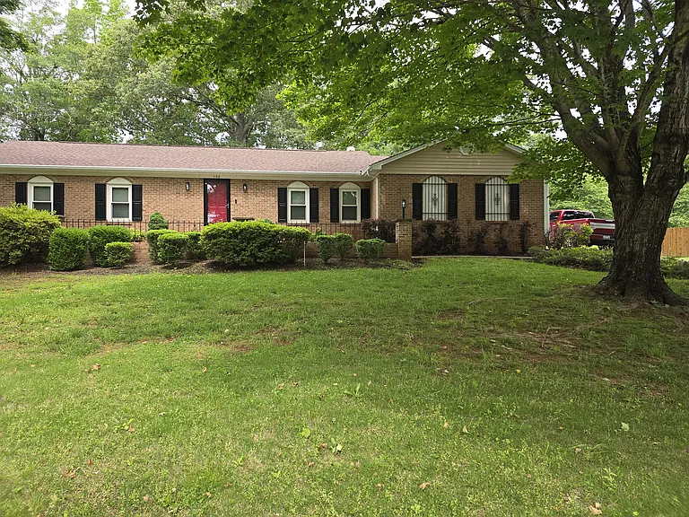 102 Woodgreen Dr — Photo 2