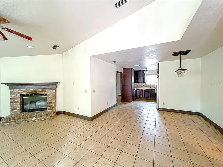 4112 NW 16th Dr — Photo 3