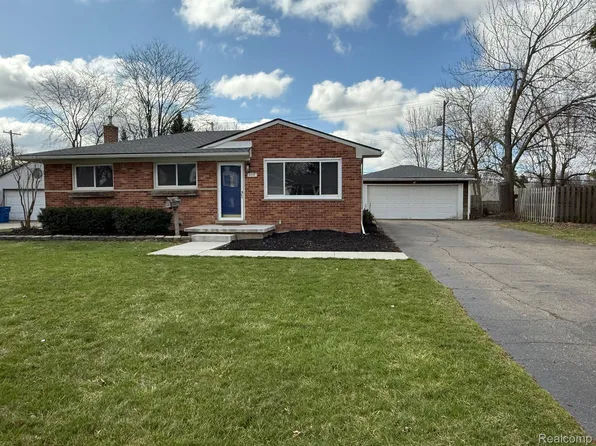 6035 Graper Dr, Waterford, MI 48329