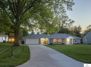 6115 Country Club Rd, Omaha, NE 68152