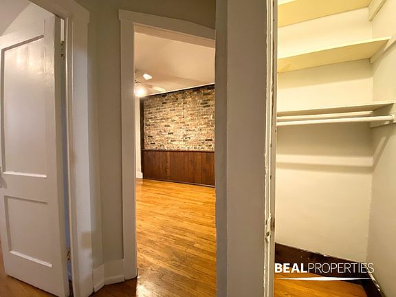 5th image of 953 W Cornelia Ave APT 2B