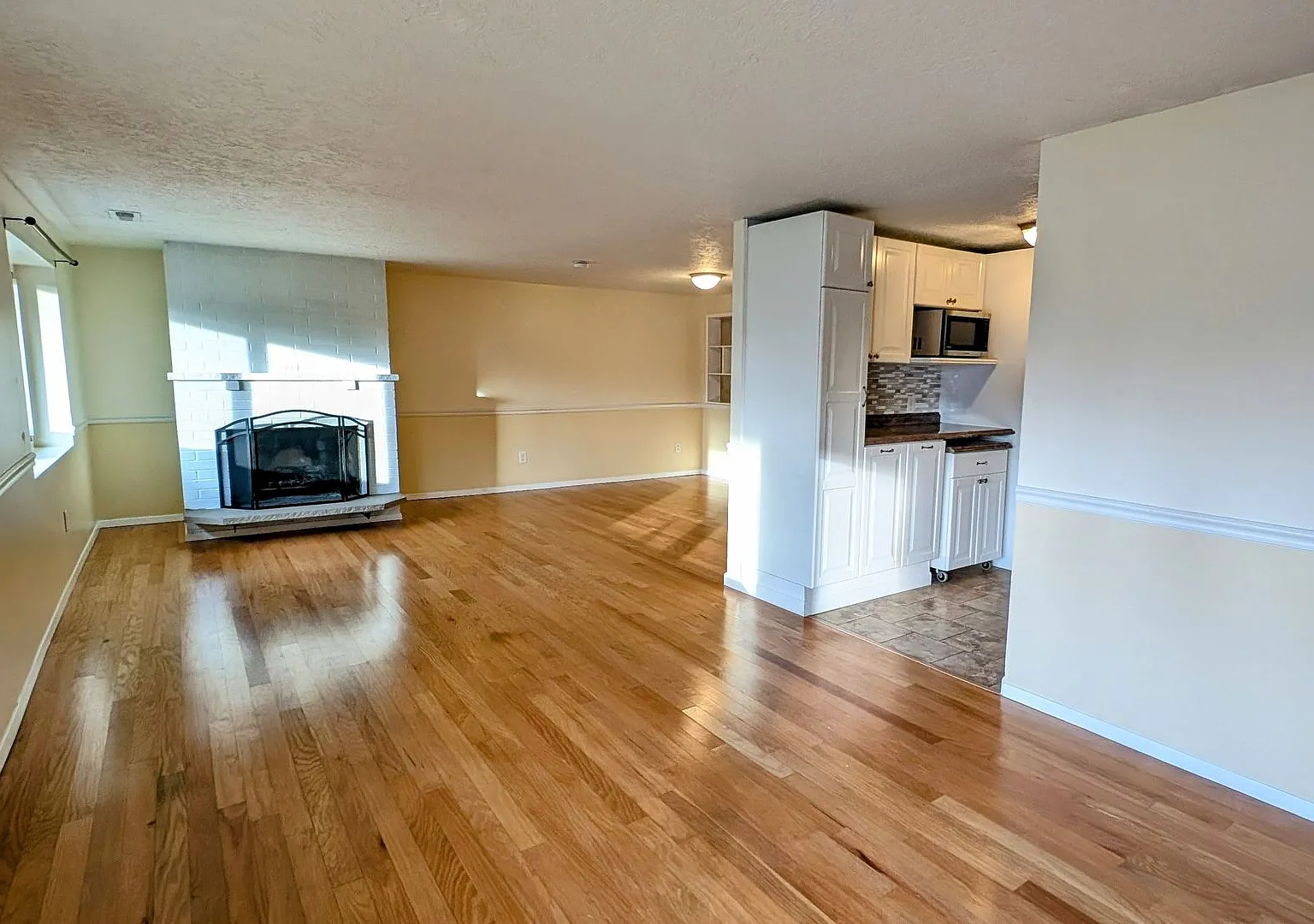 Sprawling Rambler House with huge detached 2 car garage - Close to Everything — Photo 4