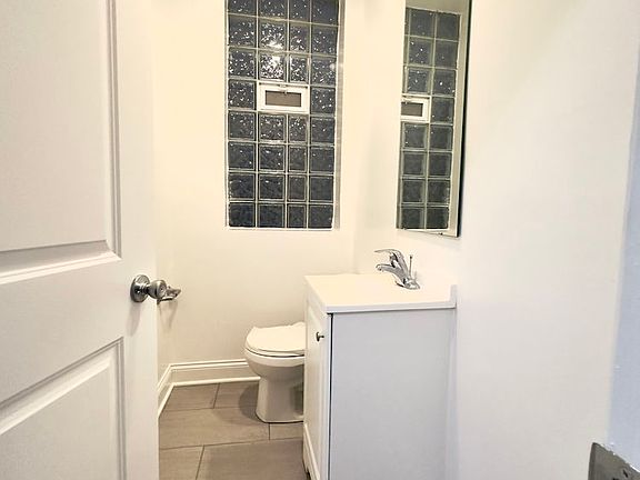 5th image of 908 W Montrose Ave #906-2