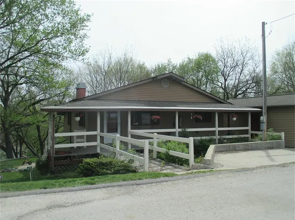 1275 Holiday Ln, Brooklyn, IA 52211