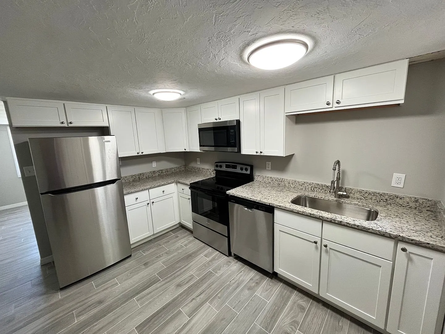 Renovated 3/1 w/carport and detached garage — Photo 4