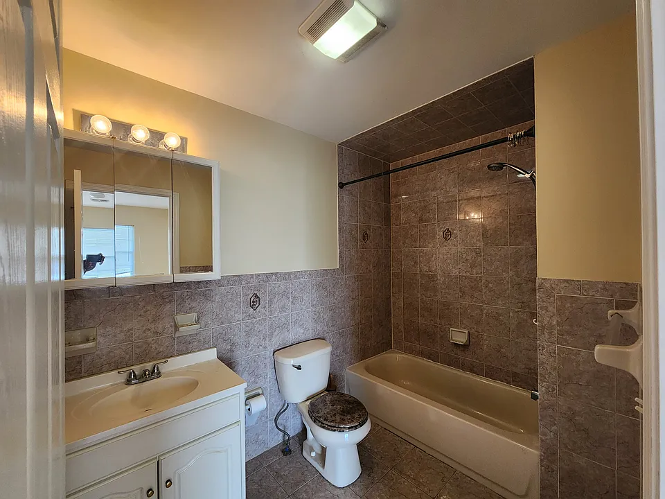 Main bedroom full bath