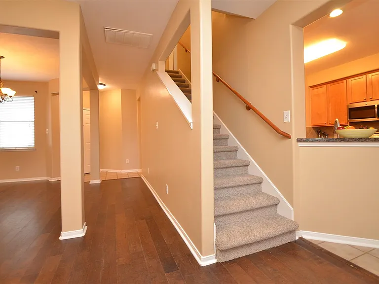 2911 Meadowglen Cv — Photo 8