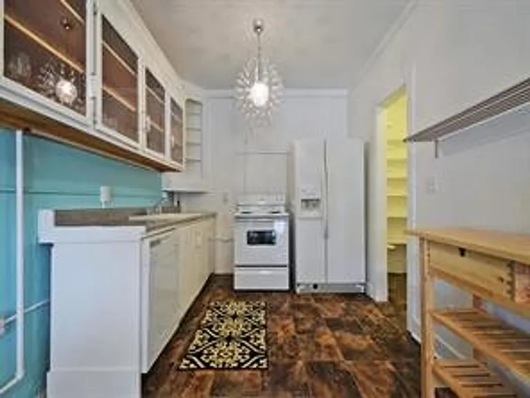 2101 W 10th St — Photo 28