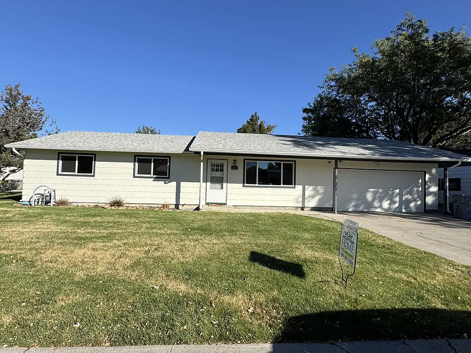 870 N 10 St E
