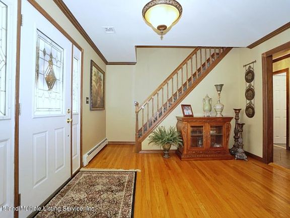 4th image of 414 Arbutus Ave