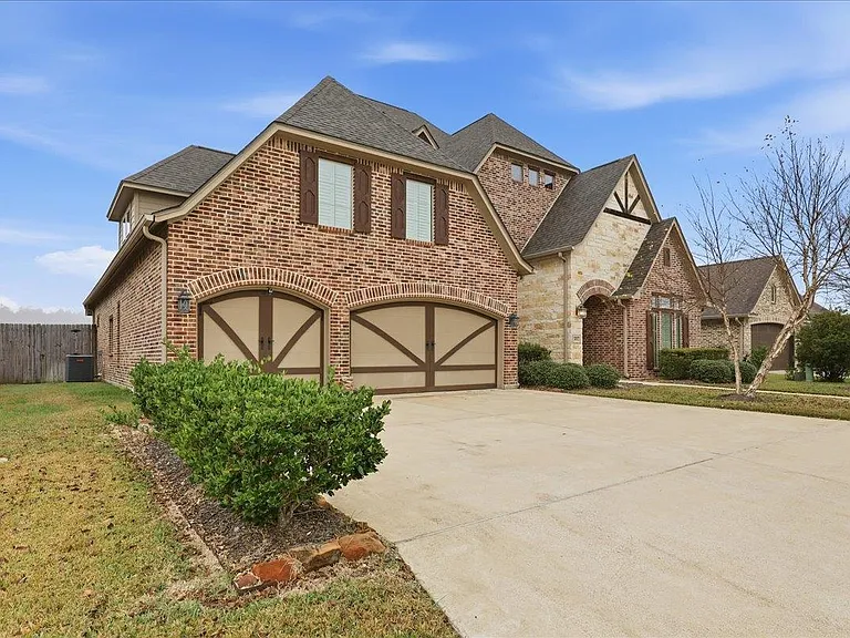 302 Spring Brook Ct — Photo 2