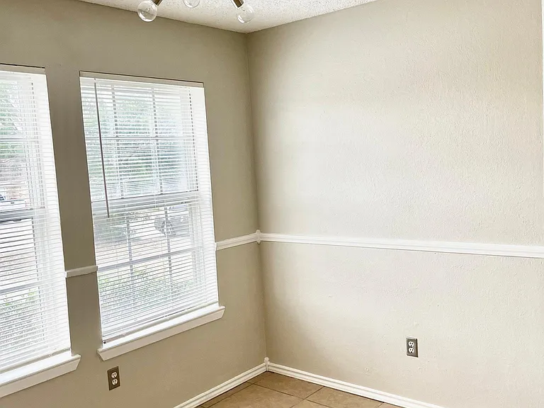 837 Woodland Ct — Photo 6