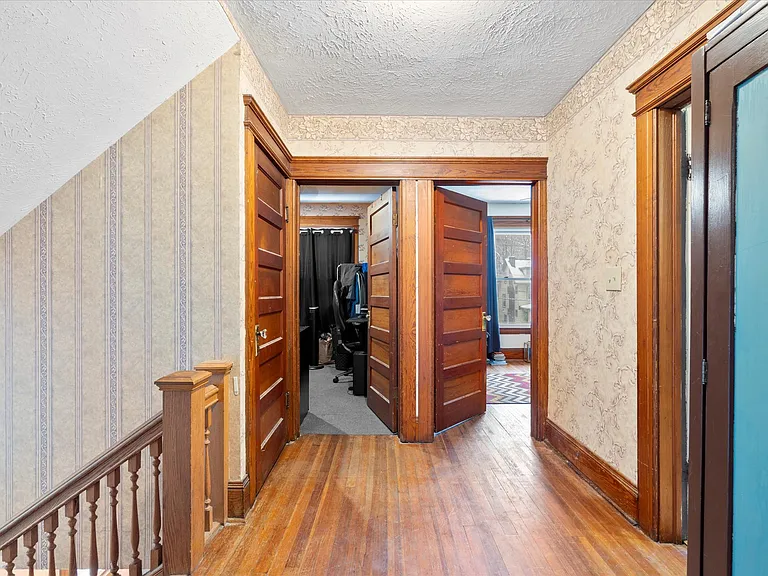 925 Westcott St — Photo 17