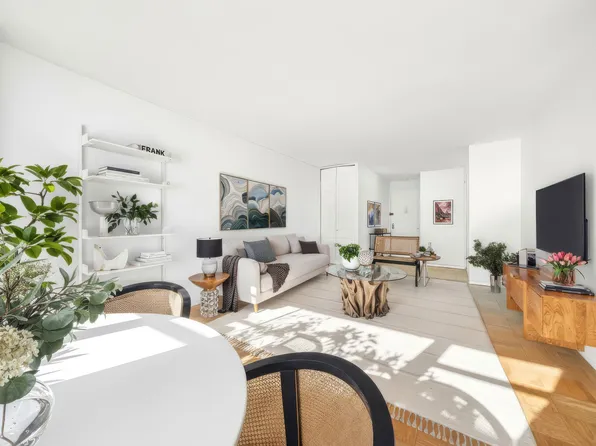 220 East 57th Street image 3 of 18