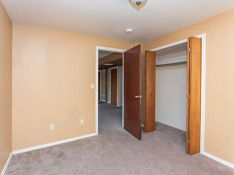1130 Pond Side Dr — Photo 32