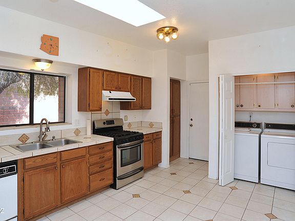 2nd image of 1924 W Careybrook Ln