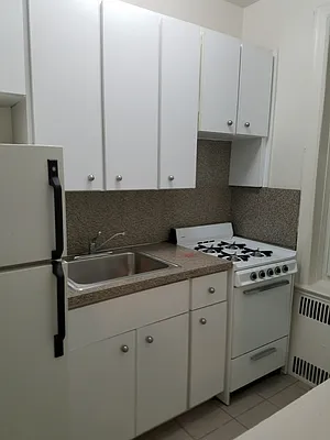 Rented by Max & Associates Realty Corp | media 10