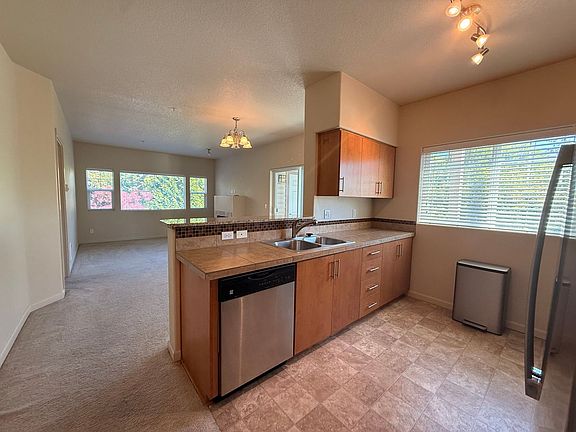 5th image of 10834 NE Holly St Unit 202