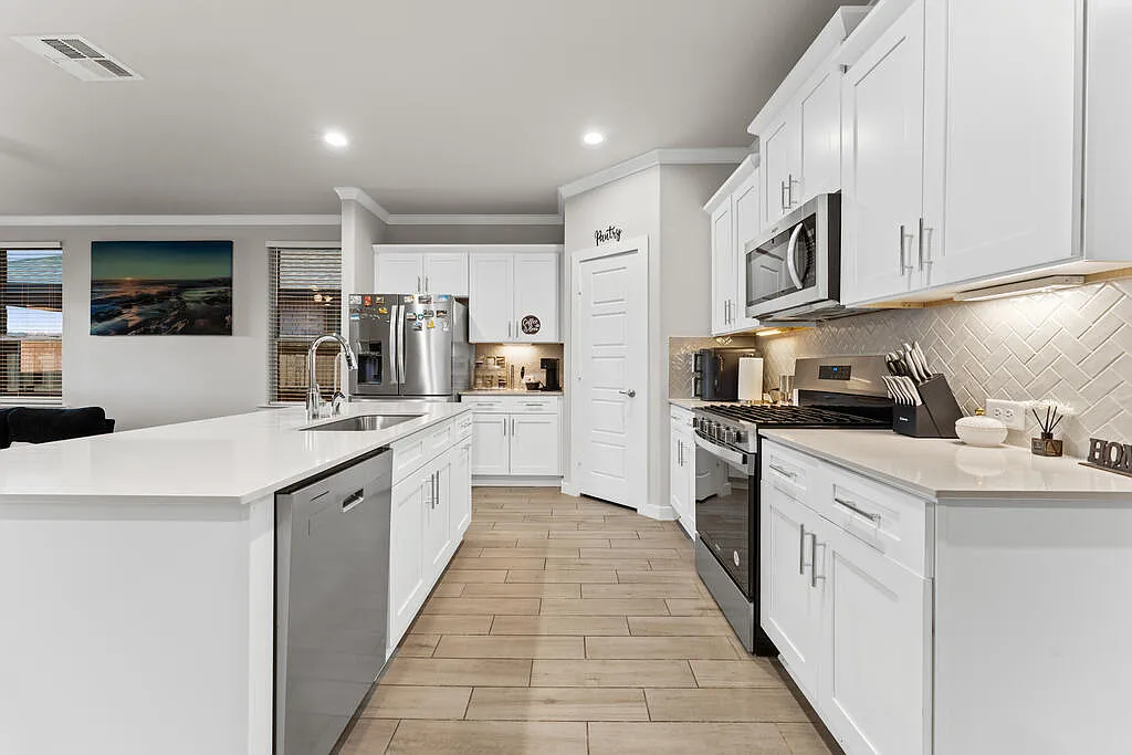 5 bed, 2.0 bath, 2157 sqft, $5,000 — Photo 4